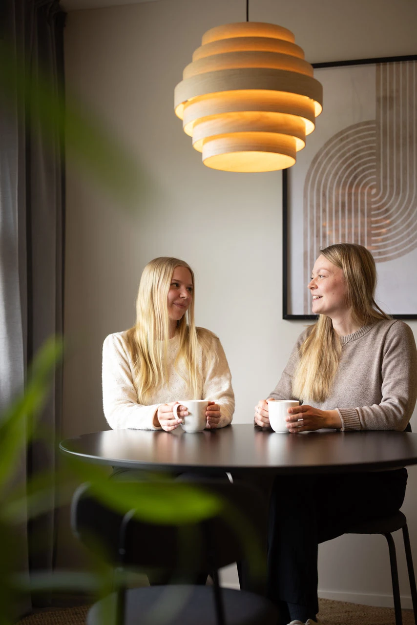 Cape Economyn kaksi asiantuntijaa keskustelevat kahvipöydän äärellä Karjaalla.