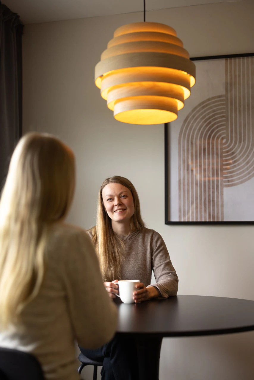 Cape Economyn asiantuntijat pitävät kahvihetken toimistolla Karjaalla.